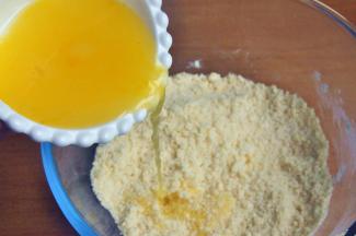 倒入蛋黄液，揉成面团。