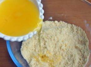 倒入蛋黄液，揉成面团。