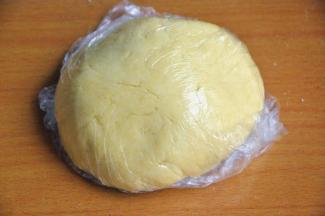 将面团装入保鲜膜，放入冰箱冷藏1小时以上。