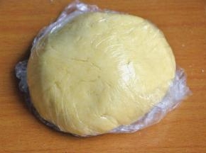 将面团装入保鲜膜，放入冰箱冷藏1小时以上。