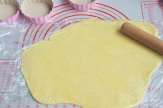 在面团上下各放一个保鲜膜，隔着保鲜膜将面团擀开。