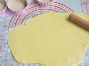 在面团上下各放一个保鲜膜，隔着保鲜膜将面团擀开。