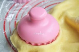 将派皮压在派盘上，用压模压紧派皮。