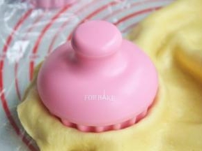 将派皮压在派盘上，用压模压紧派皮。