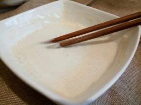 60克中筋面粉加115克清水，调成流水状，（一定要拌均匀，不能有面疙瘩）