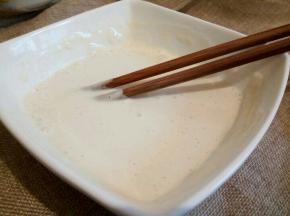 60克中筋面粉加115克清水，调成流水状，（一定要拌均匀，不能有面疙瘩）