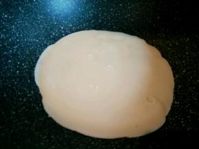 这个用不粘锅摊的，锅没有加油，只要锅稍微有点热，一只手就可以一边倒面糊，另外一个手可以转动锅，摊成圆形，