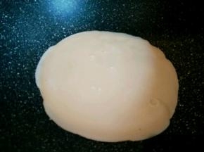 这个用不粘锅摊的，锅没有加油，只要锅稍微有点热，一只手就可以一边倒面糊，另外一个手可以转动锅，摊成圆形，