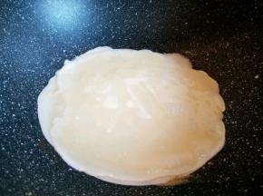 看着面糊成型，就可以刷蛋清液（蛋清和蛋黄分两个碗，分别搅拌均匀，蛋黄的饼皮，也是一样做