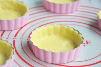 用擀面杖把多余的派皮压掉，配方的量刚好6个。