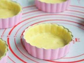 用擀面杖把多余的派皮压掉，配方的量刚好6个。