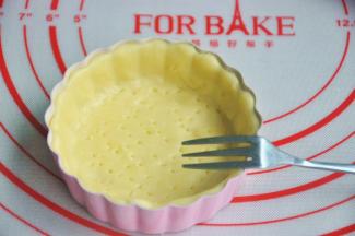 用叉子或者牙签在派皮上扎上小孔，避免在烤的过程上派皮膨胀。