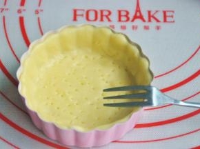 用叉子或者牙签在派皮上扎上小孔，避免在烤的过程上派皮膨胀。