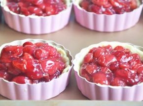 把车厘子派馅铺在派皮上，放入烤箱180度再烤8-10分钟。