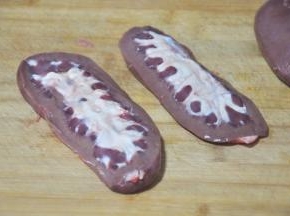 猪腰横切两半后去掉中间白色部分和内部比较红的一层，清洗干净，这一步非常重要，不然会有异味。