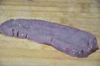 在洗净的猪腰上先切成竖条儿，底部不要切断，切好后，再横切成交叉状，然后在切成大小合适的条。