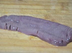 在洗净的猪腰上先切成竖条儿，底部不要切断，切好后，再横切成交叉状，然后在切成大小合适的条。