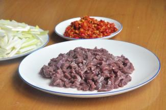 韭黄切段，泡椒切丁。