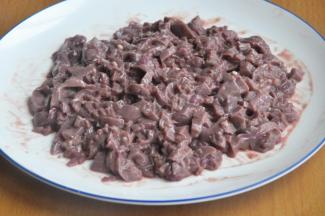 腰花放入适量淀粉和少量的盐、料酒，腌制5分钟。