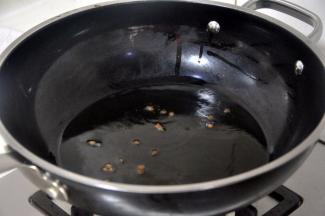 锅中烧油，热至7成放入花椒。