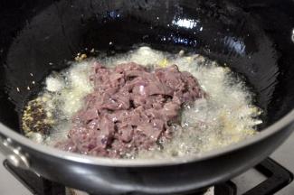 随后倒入腰花，全程大火。