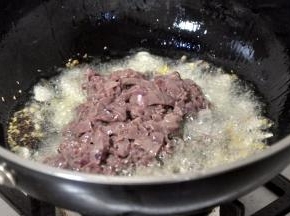 随后倒入腰花，全程大火。