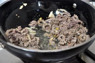 快速翻炒几下，这个时间不宜过长。