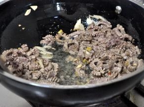 快速翻炒几下，这个时间不宜过长。