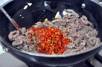 倒入一碗泡椒，泡椒去膻除腥非常好。