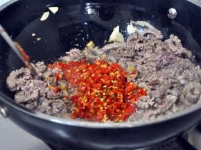 倒入一碗泡椒，泡椒去膻除腥非常好。