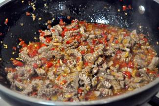 翻炒均匀入味，时间依然要快速，腰花一老就不好吃了。