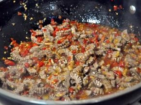 翻炒均匀入味，时间依然要快速，腰花一老就不好吃了。