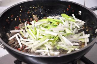 倒入韭黄，翻炒入味。