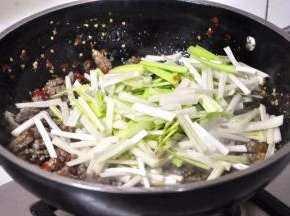 倒入韭黄，翻炒入味。