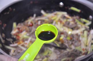 泡椒自带咸味，此时尝一下味道，根据自身口味增加少量的生抽，也可以不加，加好后翻炒均匀，即可起锅装盘。