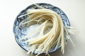 河粉提前浸泡2个小时以上。