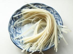 河粉提前浸泡2个小时以上。