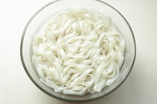 汤锅加水，烧开后放入泡软的河粉，煮3分钟左右，彻底煮软，放入水中浸泡待用。