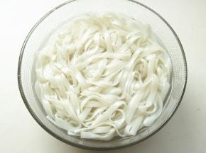 汤锅加水，烧开后放入泡软的河粉，煮3分钟左右，彻底煮软，放入水中浸泡待用。