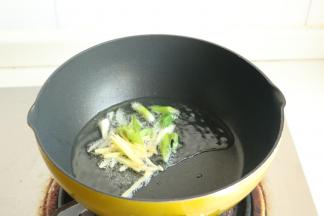 炒锅放油，爆香葱姜丝。