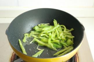 下入辣椒炒出香味。