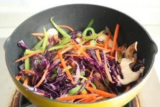 下入除了韭菜外其他的蔬菜翻炒。