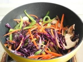 下入除了韭菜外其他的蔬菜翻炒。