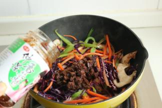 放入2大勺香菇酱，继续炒匀。