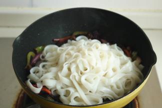 放入沥干水分的河粉。