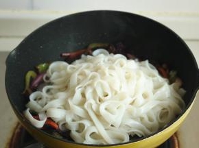 放入沥干水分的河粉。