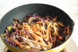 加一些老抽继续炒匀，并根据口味适量加盐调味。