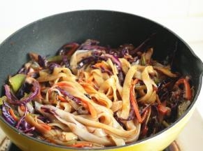 加一些老抽继续炒匀，并根据口味适量加盐调味。