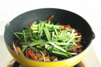 放入韭菜炒至断生。