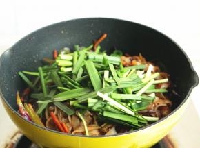 放入韭菜炒至断生。